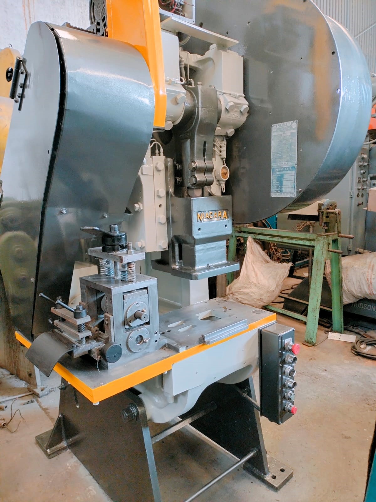 Troqueladora neumática NIAGARA 22 ton.